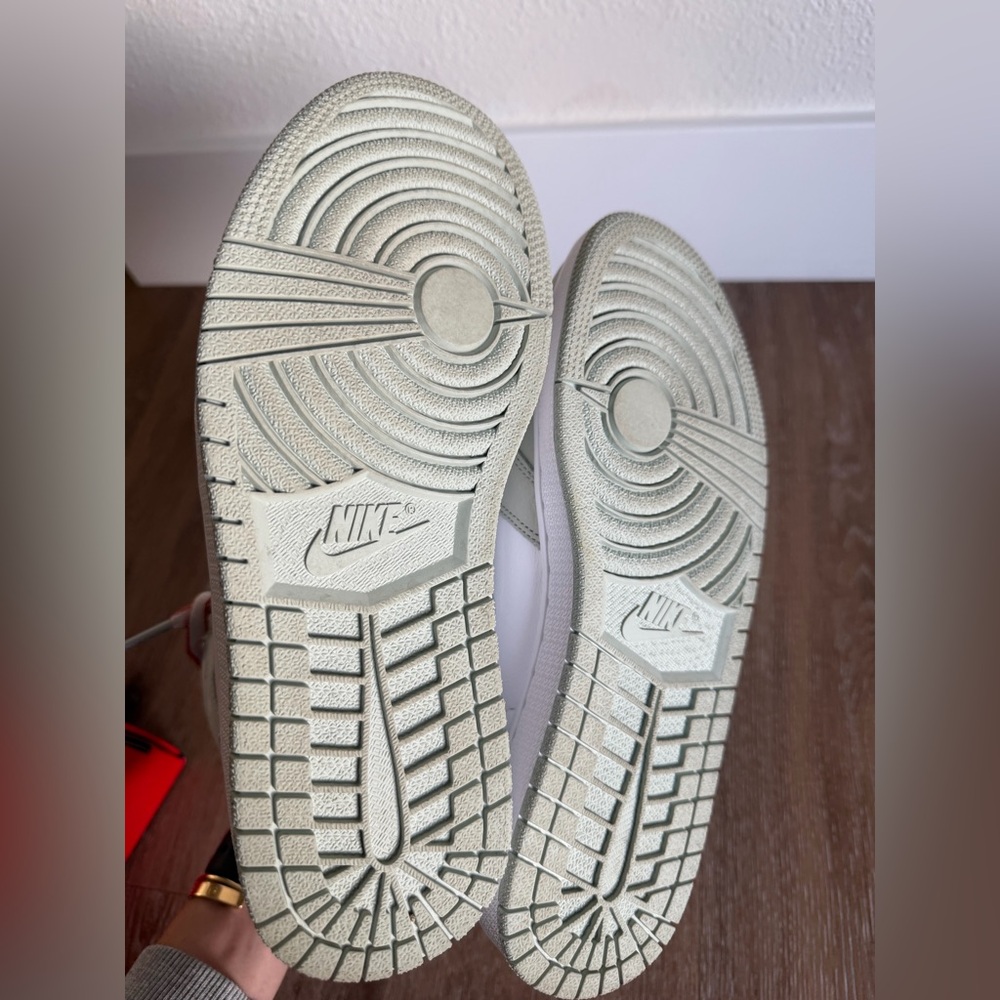 Women’s Air Jordan 1 Retro High OG in Seafoam - Picture 7 of 8